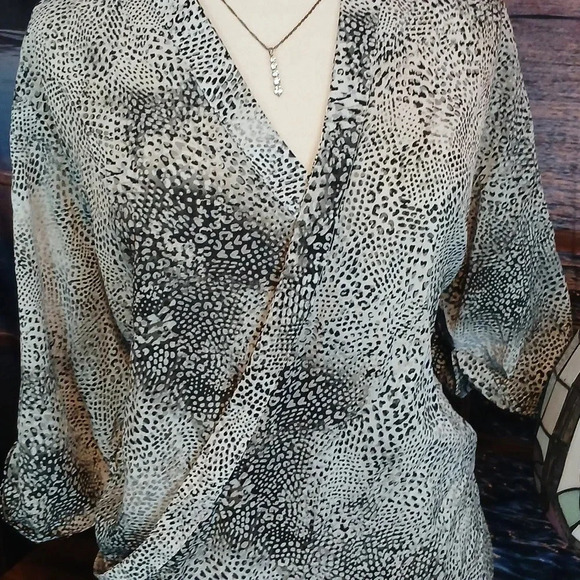 5/$25 APT 9 SNAKE PRINT BLACK AND WHITE BLOUSE - Picture 4 of 6